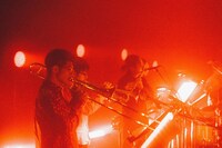 左から高井天音（Tb）、石川広行（Tp / Flugel horn）、小西遼（T.Sax / Flute）、大石俊太郎（B.Sax / B.Clarinet）。（撮影: 廣田達也）