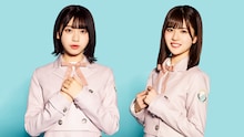 日向坂46の“はなちゃんず”。左から富田鈴花、松田好花。