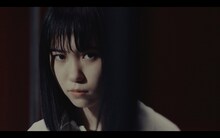 Karin.「最終章おまえは泣く」ミュージックビデオのワンシーン。
