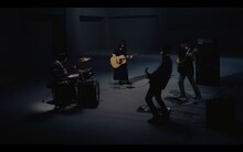 Karin.「最終章おまえは泣く」ミュージックビデオのワンシーン。