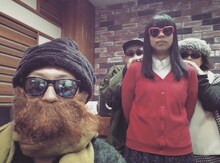 西中島きなこ（左）とサポートメンバー。