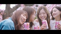 「アサヒスーパードライ」新テレビCM「桜の下で、エール篇」のワンシーン。