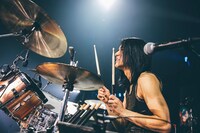 菊地英二　（Dr）（撮影：横山マサト）