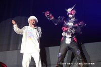 左からISSA（DA PUMP）、仮面ライダージオウ。