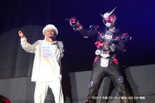 左からISSA（DA PUMP）、仮面ライダージオウ。