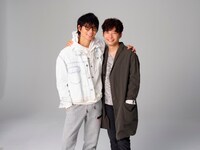 左から綾野剛、星野源。