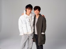 左から綾野剛、星野源。