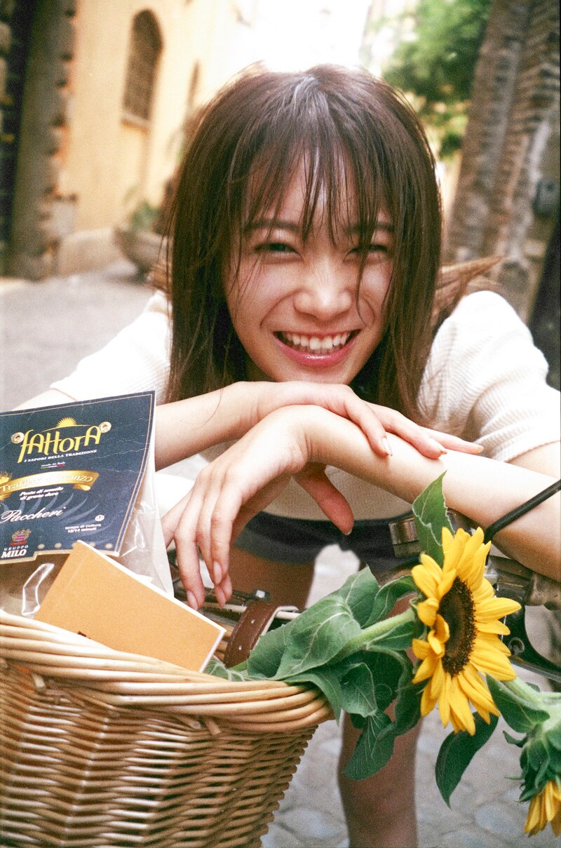 秋元真夏2nd写真集より。(撮影:倉本GORI)