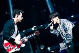 「Gen Hoshino POP VIRUS World Tour」横浜アリーナ公演で共演するマーク・ロンソンと星野源。（写真提供：NHK）