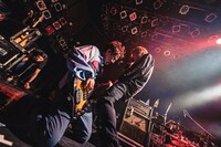 左から日向秀和（B）、村松拓（Vo, G）（撮影：ヤスカワショウマ）