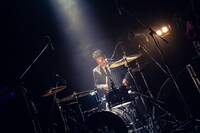 Dennis Lwabu（Dr / Suspended 4th）（撮影：ヤスカワショウマ）