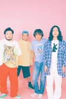 TENDOUJI。左端がアサノケンジ（Vo, G）、右から2番目がモリタナオヒコ（Vo, G）。