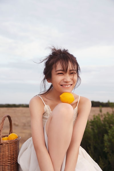 秋元真夏2nd写真集より。（撮影：倉本GORI）