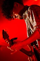 吉田崇展（G, Vo）（撮影：河上良）