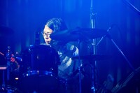 山岸りょう（Dr）（撮影：河上良）