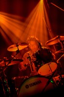 山岸りょう（Dr）（撮影：河上良）