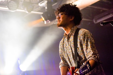 吉田崇展（G, Vo）（撮影：河上良）