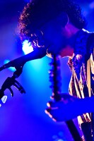 吉田崇展（G, Vo）（撮影：河上良）