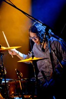 山岸りょう（Dr）（撮影：河上良）