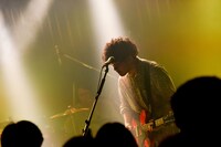 吉田崇展（G, Vo）（撮影：河上良）