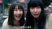 川本真琴「ゆらゆら」ミュージックビデオに出演する禁断の多数決のエビータ（右）とソれん（左）。