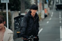 配達員を演じる曽野舜太。