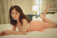与田祐希2nd写真集「無口な時間」より。（撮影：菊地泰久）