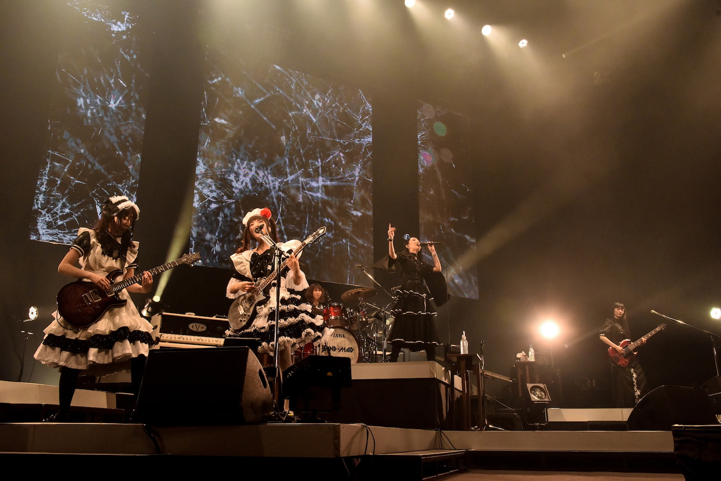 BAND-MAID（Photo by MASANORI FUJIKAWA）