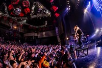 Crystal Lakeのライブの様子。（Photo by TAKASHI KONUMA）