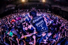 Crystal Lakeのライブの様子。（Photo by TAKASHI KONUMA）