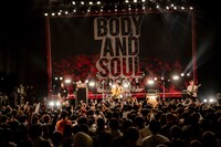 COUNTRY YARDのライブの様子。（Photo by TAKASHI KONUMA）