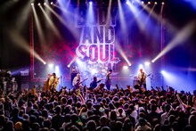 SHADOWSのライブの様子。（Photo by TAKASHI KONUMA）