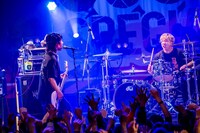 NAMBA69のライブの様子。左から難波章浩、SAMBU。（Photo by TAKASHI KONUMA）