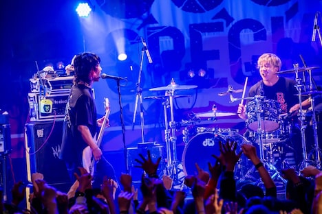 NAMBA69のライブの様子。左から難波章浩、SAMBU。(Photo by TAKASHI KONUMA)