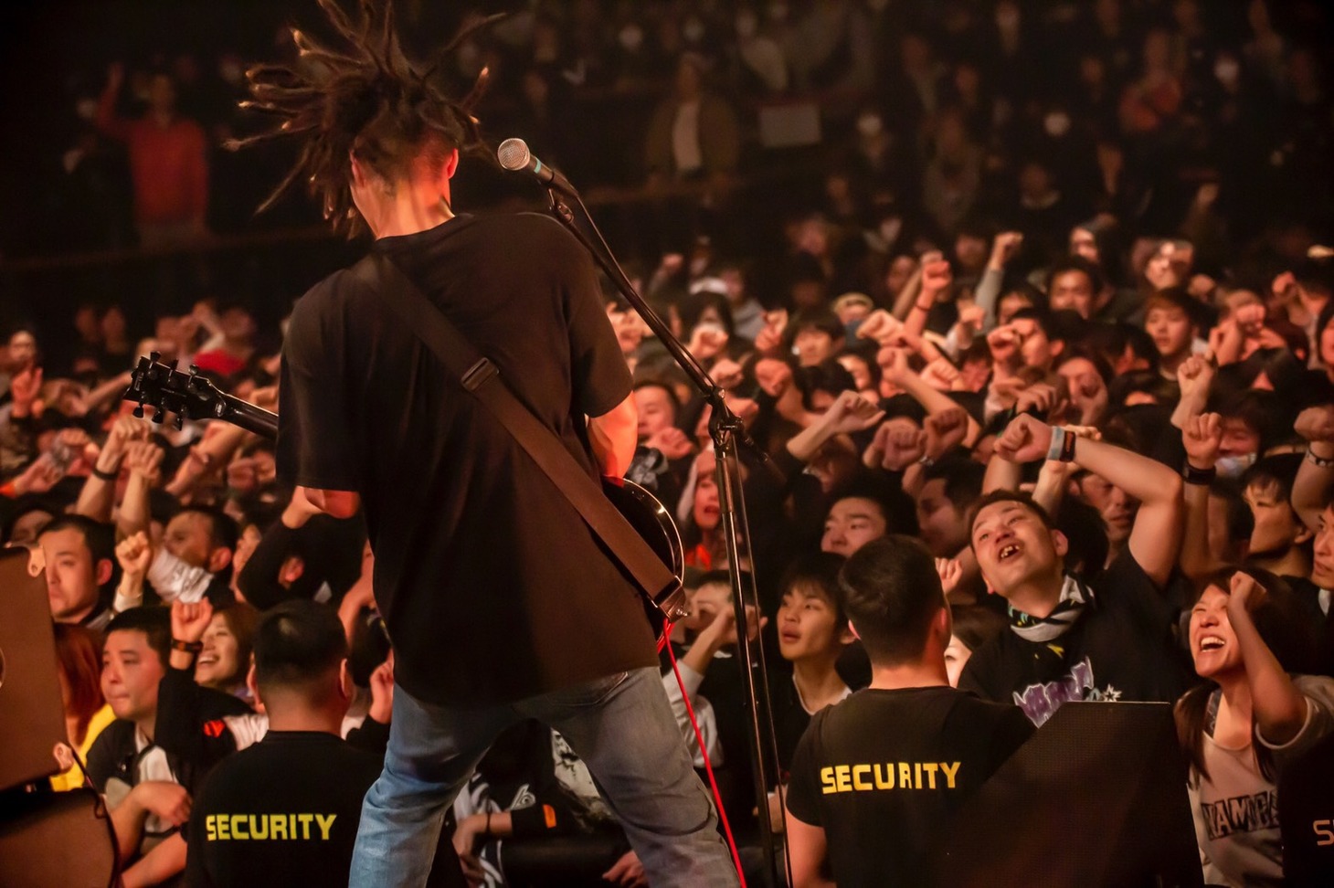 NAMBA69のライブの様子。（Photo by TAKASHI KONUMA）