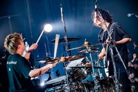NAMBA69のライブの様子。左からSAMBU、ko-hey。（Photo by TAKASHI KONUMA）