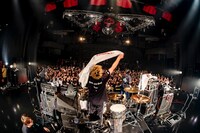 NAMBA69のライブの様子。（Photo by TAKASHI KONUMA）