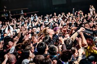 観客に運ばれるSAMBU（NAMBA69）。（Photo by TAKASHI KONUMA）