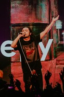 テレ朝チャンネル1「Creepy Nuts One Man Tour 2019『よふかしのうた』」より。