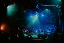 テレ朝チャンネル1「Creepy Nuts One Man Tour 2019『よふかしのうた』」より。