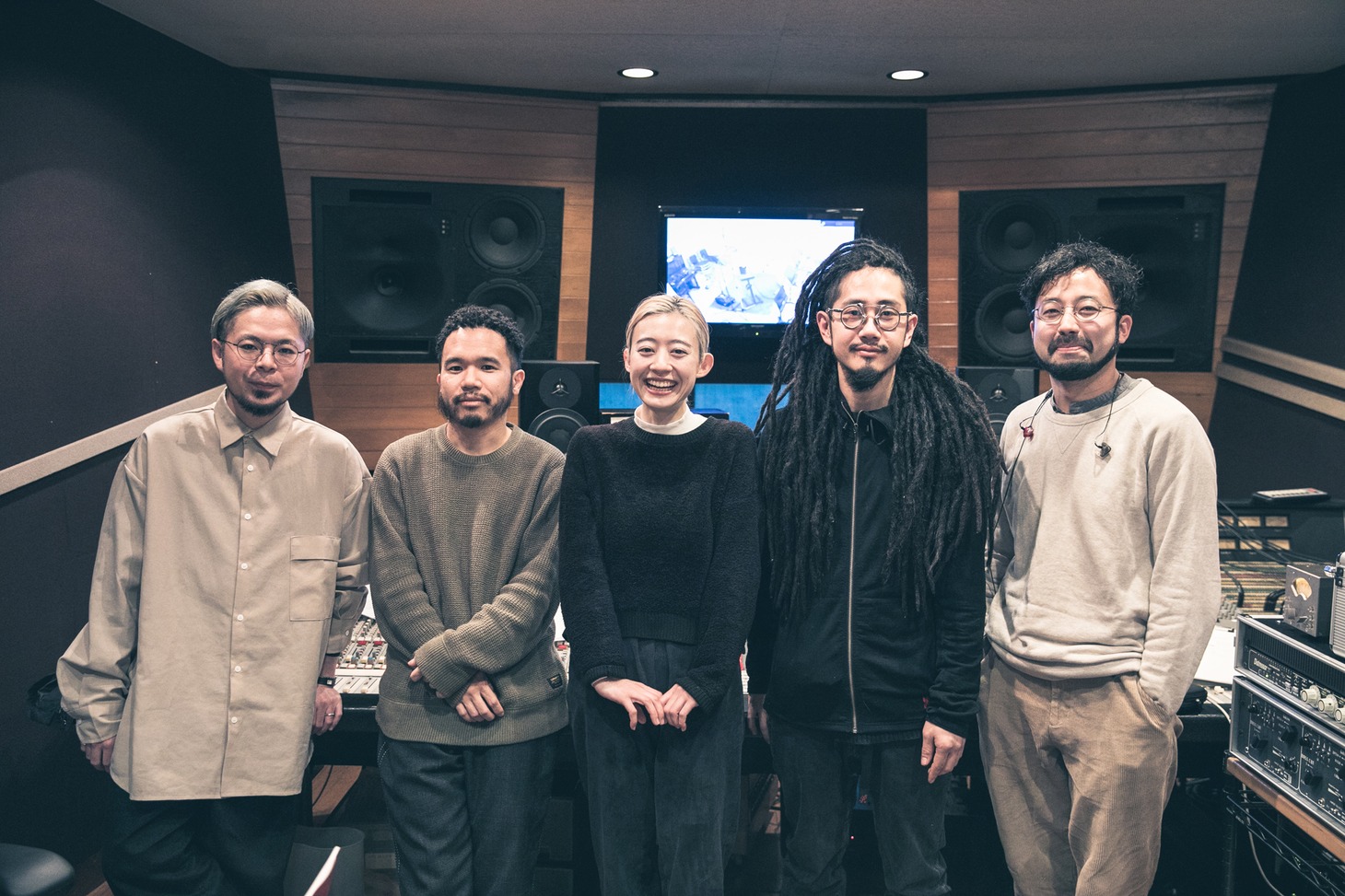 左からTsuru（B / Ryu Matsuyama）、mabanua、塩塚モエカ（羊文学）、Jackson（Dr / Ryu Matsuyama）、Ryu（Vo, Piano / Ryu Matsuyama）。