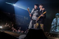 花道で肩を組む高野清宗（B）と若井滉斗（G）。（撮影：上飯坂一）