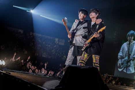 花道で肩を組む高野清宗(B)と若井滉斗(G)。(撮影:上飯坂一)