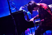 パスピエ「十周年特別記念公演 "EYE"」の様子。（Photo by Yosuke Torii）