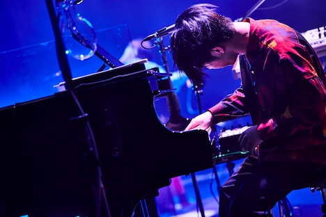 パスピエ「十周年特別記念公演 "EYE"」の様子。(Photo by Yosuke Torii)