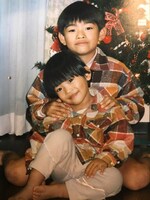 兄と写真に写る山中拓也（下）。