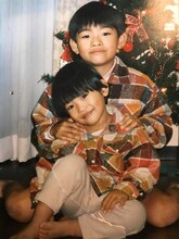 兄と写真に写る山中拓也（下）。