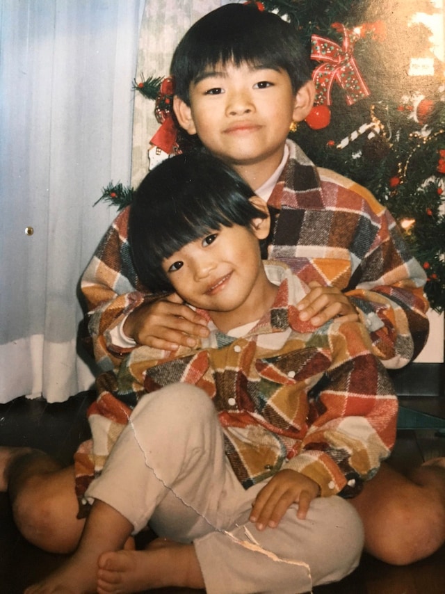 兄と写真に写る山中拓也（下）。