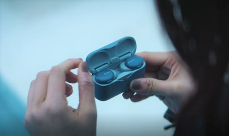 iri×ソニーワイヤレスヘッドホン「WF-H800」Web CMのワンシーン。