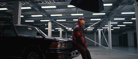 iri×ソニーワイヤレスヘッドホン「WF-H800」Web CMメイキングビデオのワンシーン。